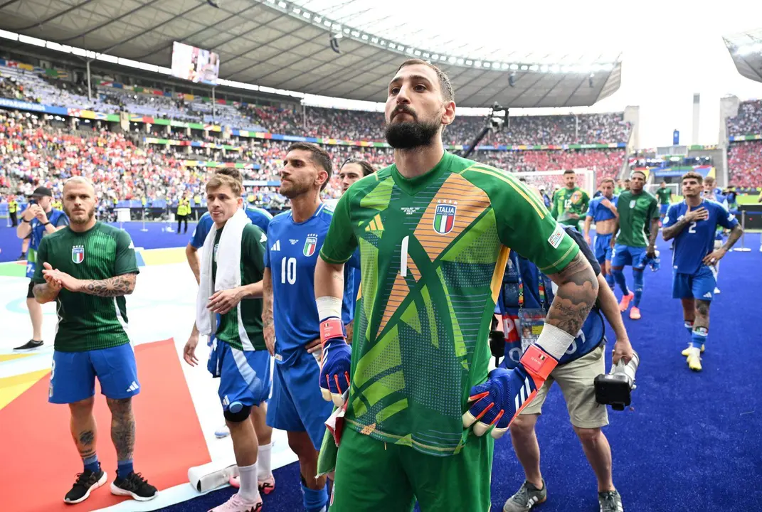 El capit&aacute;n de la selecci&oacute;n italiana Gianluigi Donnarumma junto al resto de sus comp&ntilde;aeros en uno de los fondos del estadio Ol&iacute;mpico de Berl&iacute;n, Alemania. EFE/EPA/DANIEL DAL ZENNARO