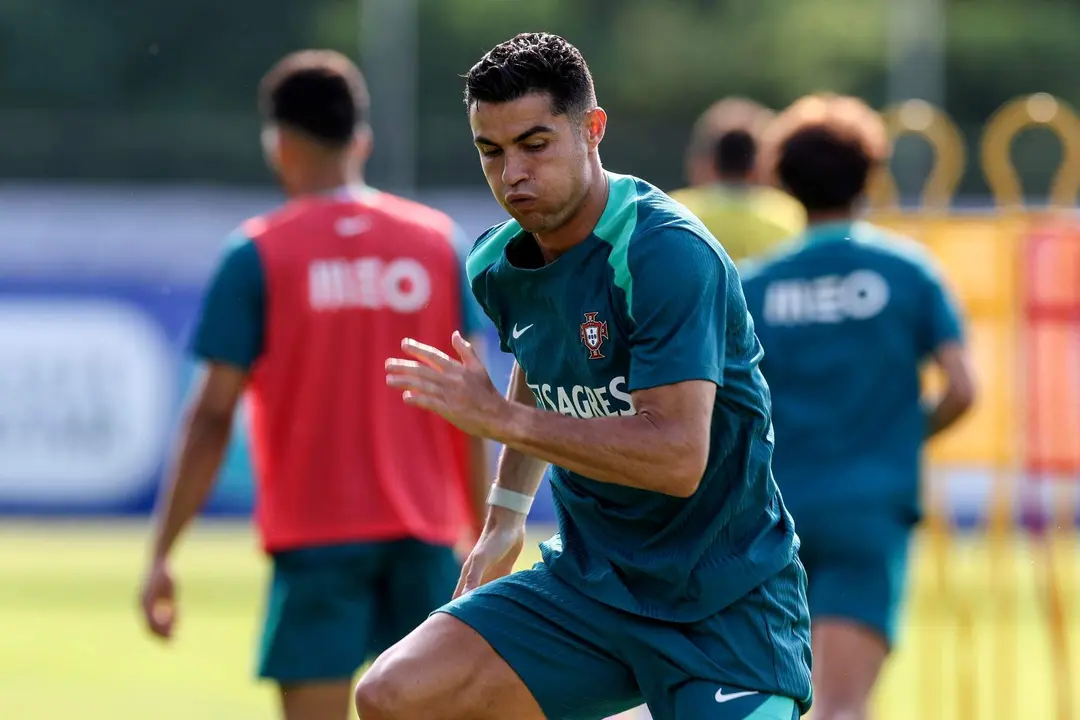 El jugador portugu&eacute;s Cristiano Ronaldo en un entrenamiento de su selecci&oacute;n en Marienfeld, Harsewinkel, Alemania. EFE/EPA/MIGUEL A. LOPEZ