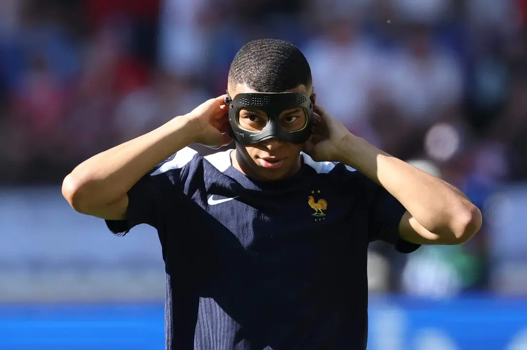 El delantero de Francia Kylian Mbapp&eacute; calienta antes del partido ante Polonia, de la fase de grupos de la Eurocopa de f&uacute;tbol, en Dortmund. EFE/FRIEDEMANN VOGEL