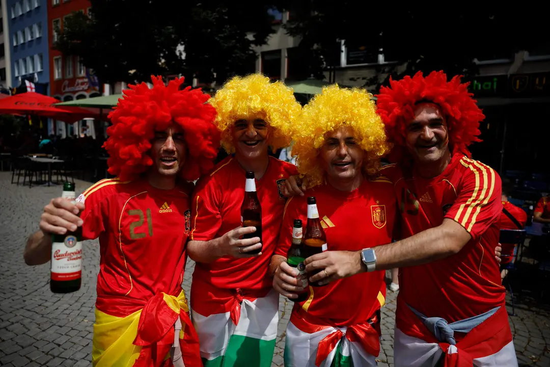 Seguidores de la selecci&oacute;n de f&uacute;tbol de Espa&ntilde;a en una zona de aficionados este domingo en Colonia, Alemania, horas antes del partido que les va a enfrentar a Georgia en los octavos de final de la Eurocopa 2024. EFE/Alberto Estevez