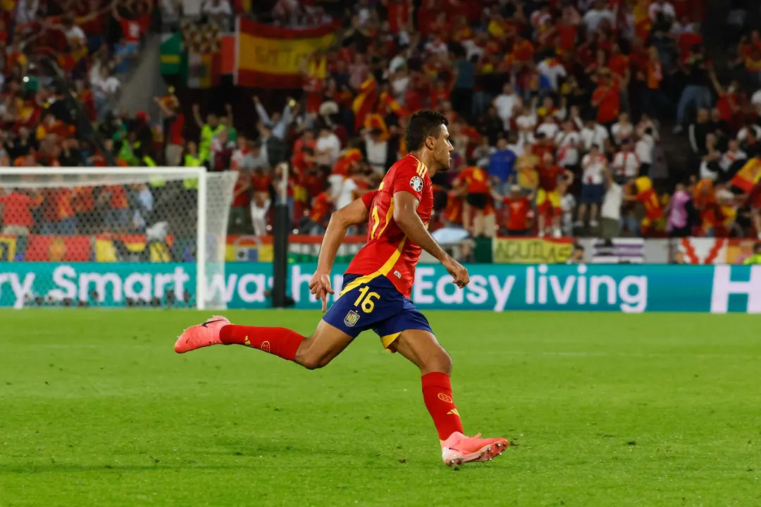 El centrocampista de la selecci&oacute;n espa&ntilde;ola de f&uacute;tbol Rodri celebra tras marcar ante Georgia, durante el partido de octavos de final de la Eurocopa que las selecciones de Espa&ntilde;a y Georgia disputan este domingo en Colonia. EFE/J.J.Guill&eacute;n