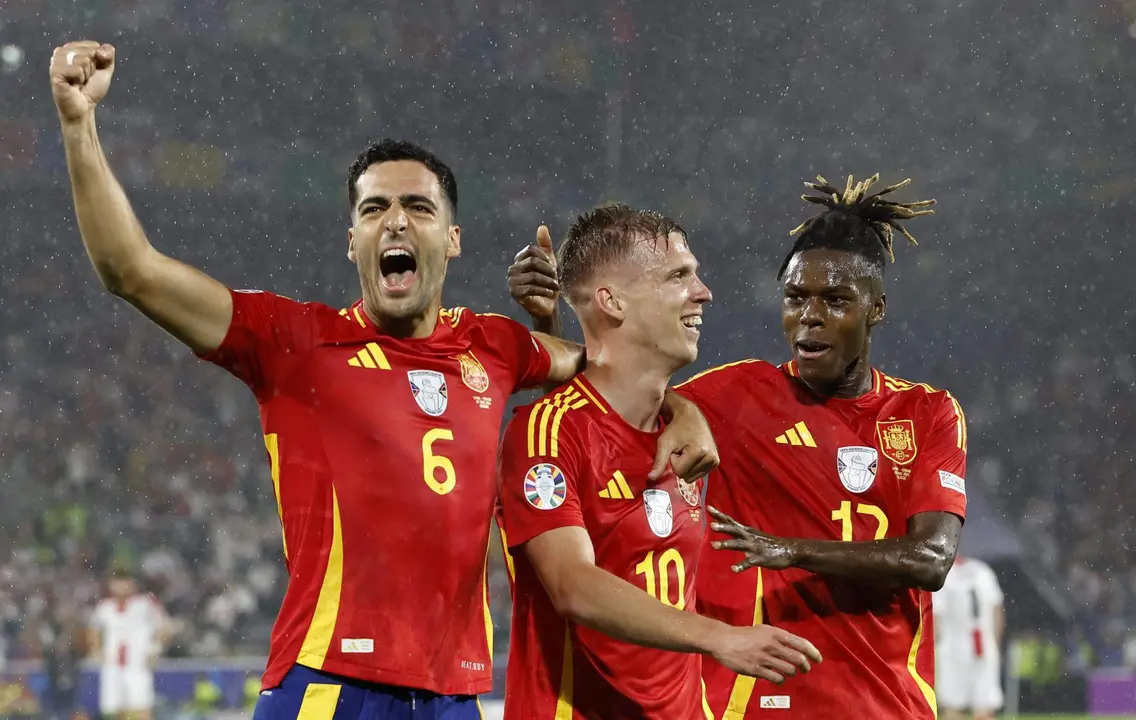 Dani Olmo celebra con sus compa&ntilde;eros Mikel Merino (I) y Nico Williams tras el partido de octavos que han jugado Espa&ntilde;a y Georgia en Colonia, Alemania.EFE/EPA/ROBERT GHEMENT
