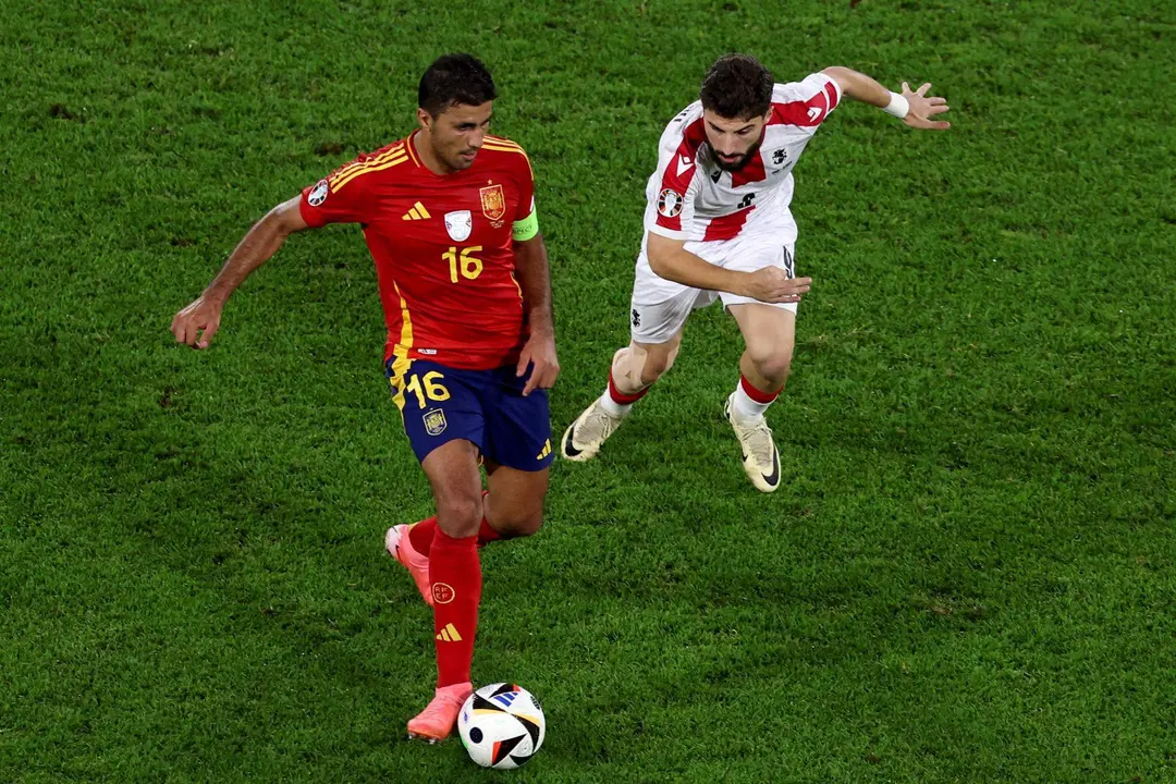 El centrocampista de la selecci&oacute;n espa&ntilde;ola de f&uacute;tbol Rodri durante el partido de octavos de final de la Eurocopa que las selecciones de Espa&ntilde;a y Georgia disputan este domingo en Colonia.  EFE/EPA/MOHAMED MESSARA