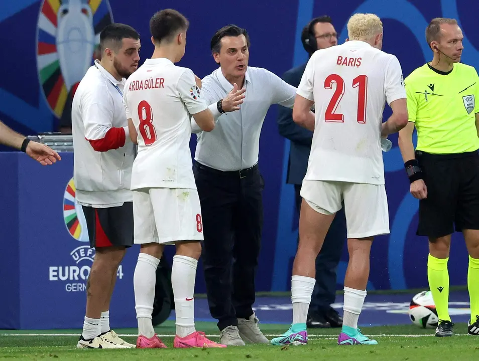 El entrenador Vincenzo Montella (C) dialoha con sus jugadores Baris Alper y Arda G&uuml;ler durante el partido qe la primera fase que jugaron turcos y checos en Hamburgo, Alemania. EFE/EPA/ABEDIN TAHERKENAREH