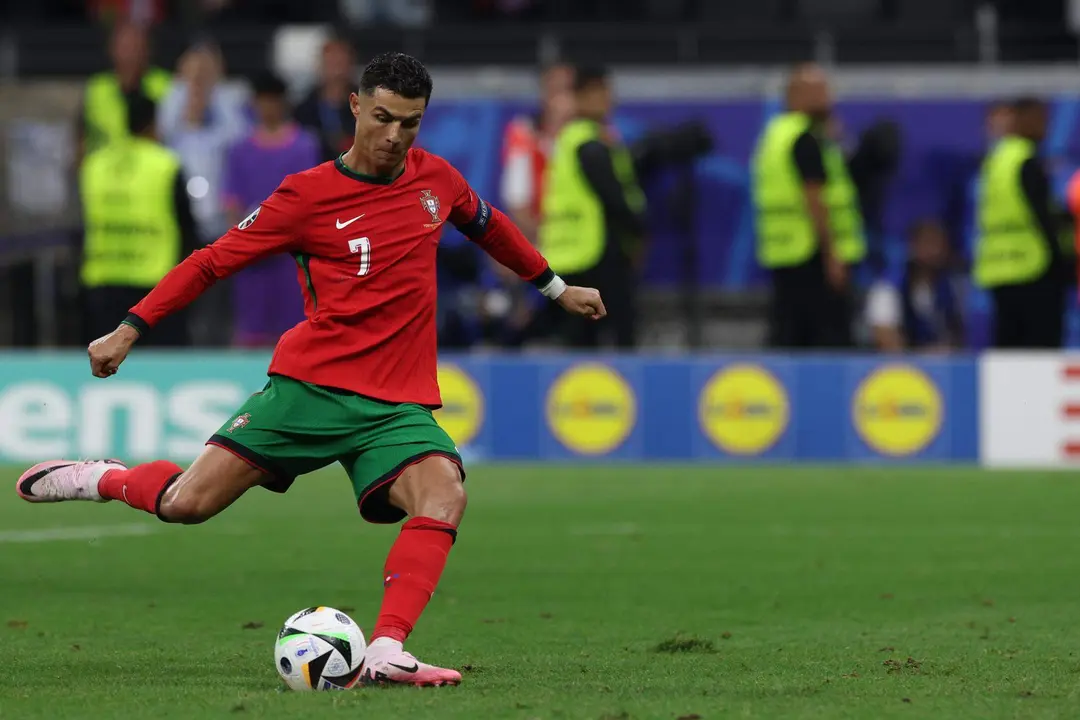 El delantero de Portugal Cristiano Ronaldo lanza el penalti ante Oblak en la pr&oacute;rroga del partido de octavos de final entre Portugal y Eslovenia en Fr&aacute;kfort, Alemania. EFE/EPA/MIGUEL A. LOPES
