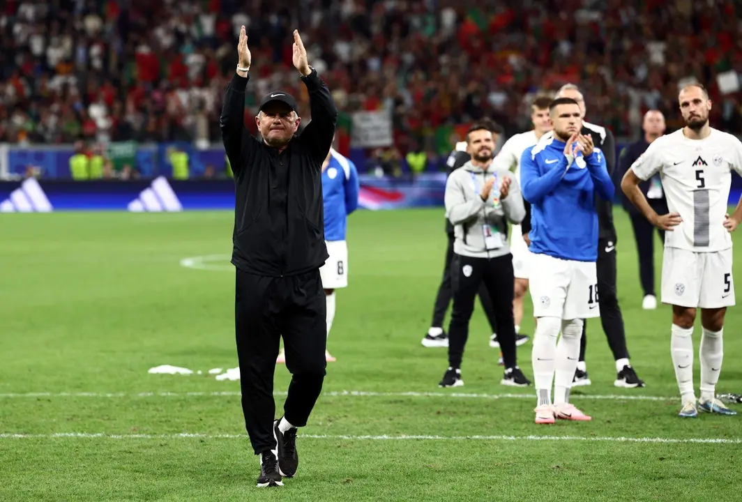 El entrenador Matjaz Kek, de Eslovenia, aplaude a la afici&oacute;n tras perder en la tanda de penaltis ante Portugal en los octavos de final de la Eurocopa 2024. EFE/EPA/ANNA SZILAGYI