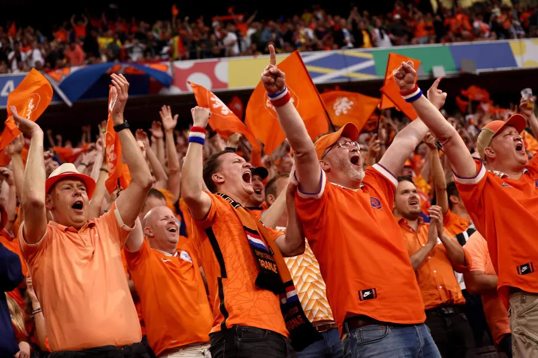 Los aficonados neerlandeses durante el partido de octavos de la Eurocopa 2024 que han jugado Ruman&iacute;a y Pa&iacute;ses Bajos en M&uacute;nich, Alemania. EFE/EPA/ANNA SZILAGYI