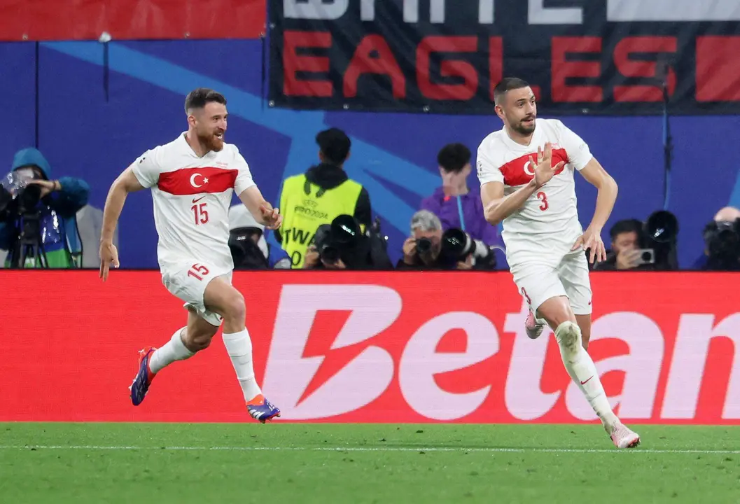 El central turco Merih Demiral celebra 0-2 durante el partido de octavos de final que han jugado Austria y Turqu&iacute;a en Leipzig, Alemania. EFE/EPA/CHRISTOPHER NEUNDORF