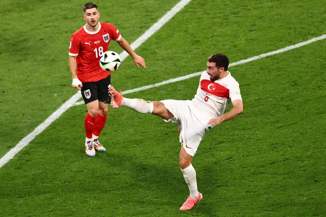 Orkun Kok&ccedil;u durante el partido de octavos de final que han jugado Austria y Turqu&iacute;a en Leipzig, Alemania. EFE/EPA/HANNIBAL HANSCHKE