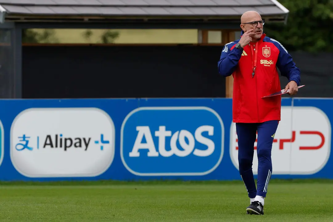 El entrenador de la selecci&oacute;n espa&ntilde;ola, Luis De la Fuente, dirige un entrenamiento en la localidad alemana de Donaueschingen para preparar su pr&oacute;ximo partido ante Alemania en cuartos de final de la Eurocopa 2024. EFE/J.J. Guill&eacute;n