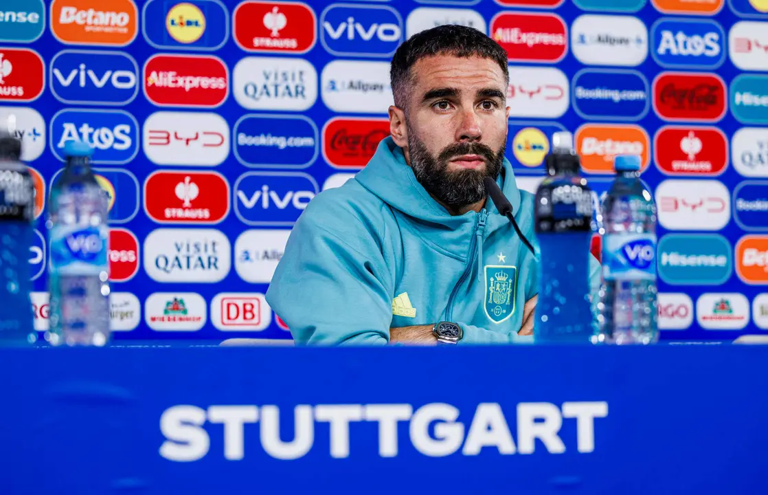 El defensa de la selecci&oacute;n espa&ntilde;ola Dani Carvajal durante la rueda de prensa en la v&iacute;spera del partido de cuartos de final de la Eurocopa de f&uacute;tbol ante Alemania, este jueves en Donaueschingen. EFE/ RFEF SOLO USO EDITORIAL, SOLO DISPONIBLE PARA ILUSTRAR LA NOTICIA QUE ACOMPA&Ntilde;A (CR&Eacute;DITO OBLIGATORIO)