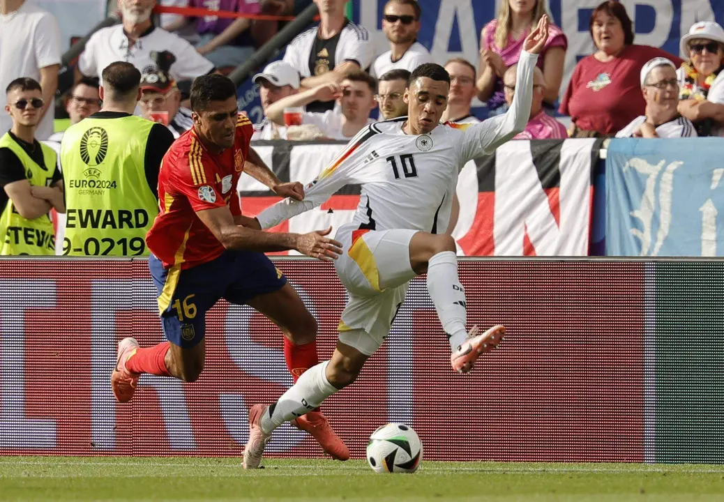 El espa&ntilde;ol Rodri (I) y el alem&aacute;n Jamal Musiala en acci&oacute;n durante el partido de cuartos de la Eurocopa 2024 entre Espa&ntilde;a y Alemania en Stuttgart, Alemania EFE/EPA/RONALD WITTEK