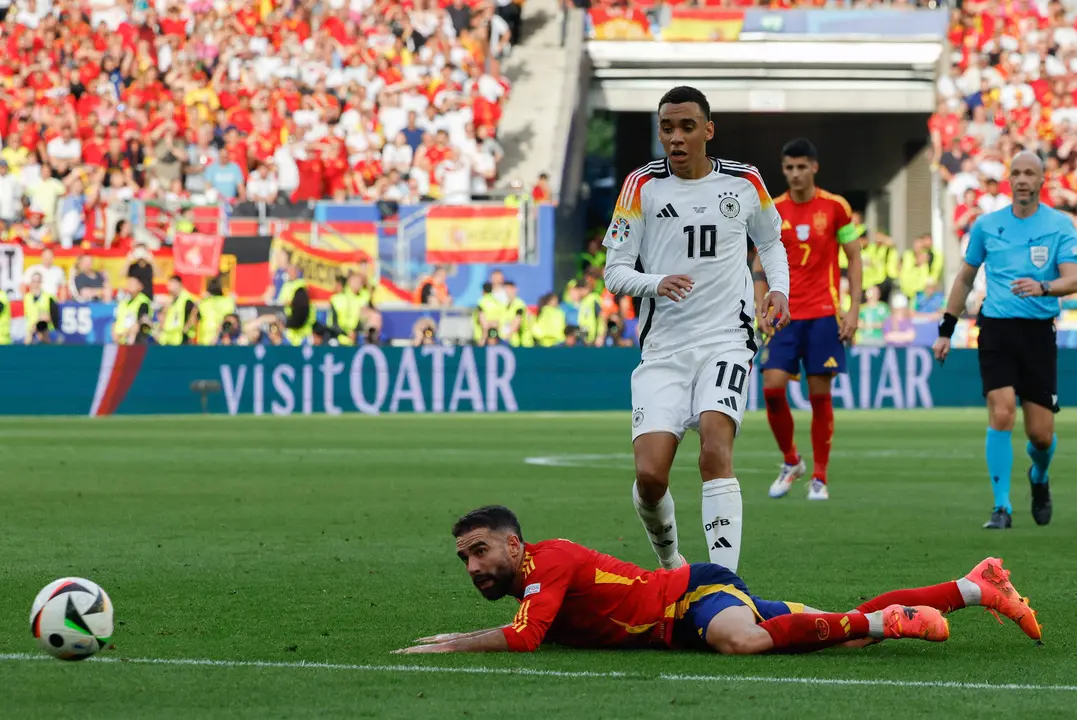 El defensa de Espa&ntilde;a Dani Carvajal junto a Jamal Musiala (detr&aacute;s), de Alemania, durante el partido de cuartos de final de la Eurocopa entre Espa&ntilde;a y Alemania, en Stuttgart. EFE/JJ Guill&eacute;n