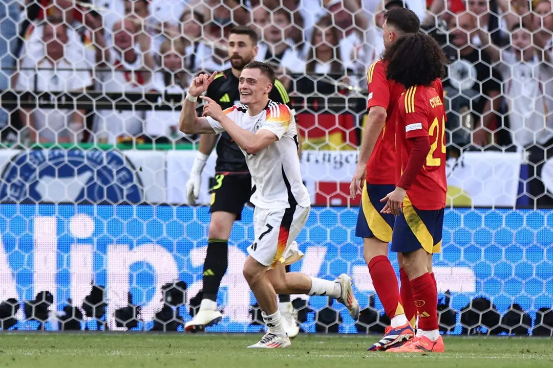 El alem&aacute;n Florian Wirtz (c) pide mano de Marc Cucurella durante el partido de cuartos de la Eurocopa 2024 entre Espa&ntilde;a y Alemania en Stuttgart, Alemania EFE/EPA/ANNA SZILAGYI