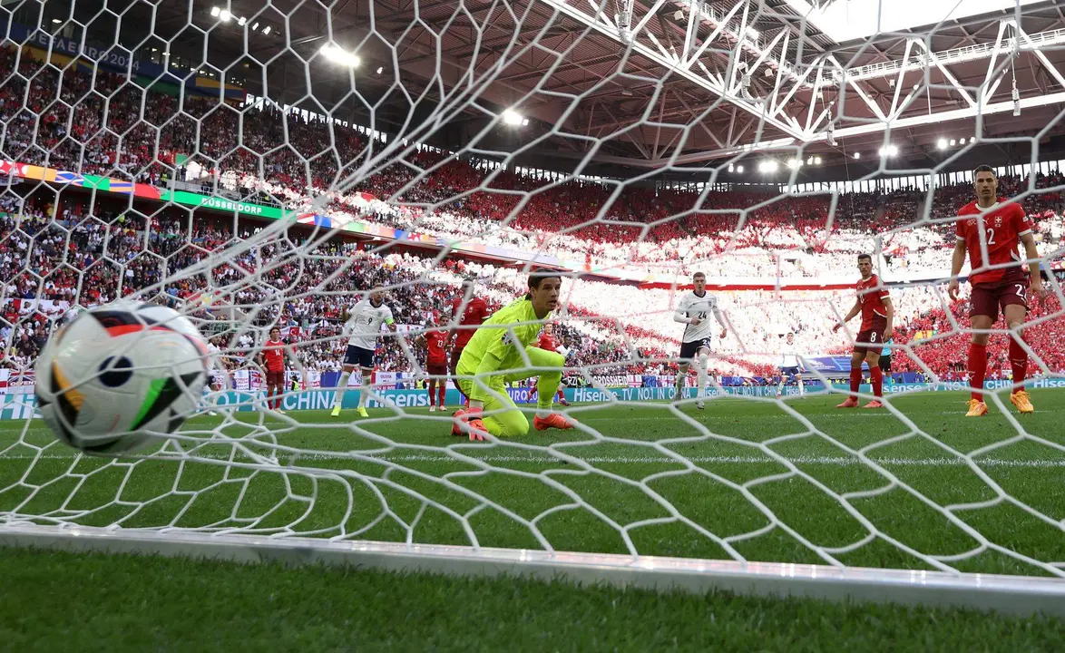 El portero suizo Yann Sommer no puede teener el bal&oacute;n del 1-1 durante el partido de cuartos de la Eurocopa entre Inglaterra y Suiza en D&uuml;sseldorf, Alemania. EFE/EPA/FRIEDEMANN VOGEL