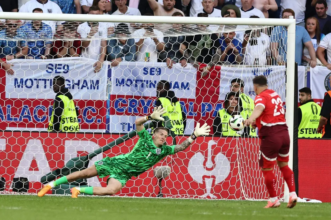 Xherdan Shaqiri, centrocampista de Suiza , en la tanda de penaltis contra Iglaterra en D&uuml;sseldorf, Alemania. EFE/EPA/ANNA SZILAGYI
