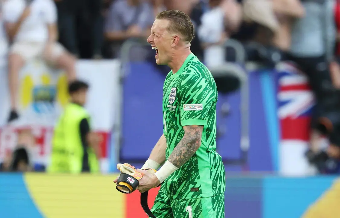 El portero ingl&eacute;s Jordan Pickford celebra la victoria en la tanda de penaltis frente a Suiza. EFE/EPA/FRIEDEMANN VOGEL