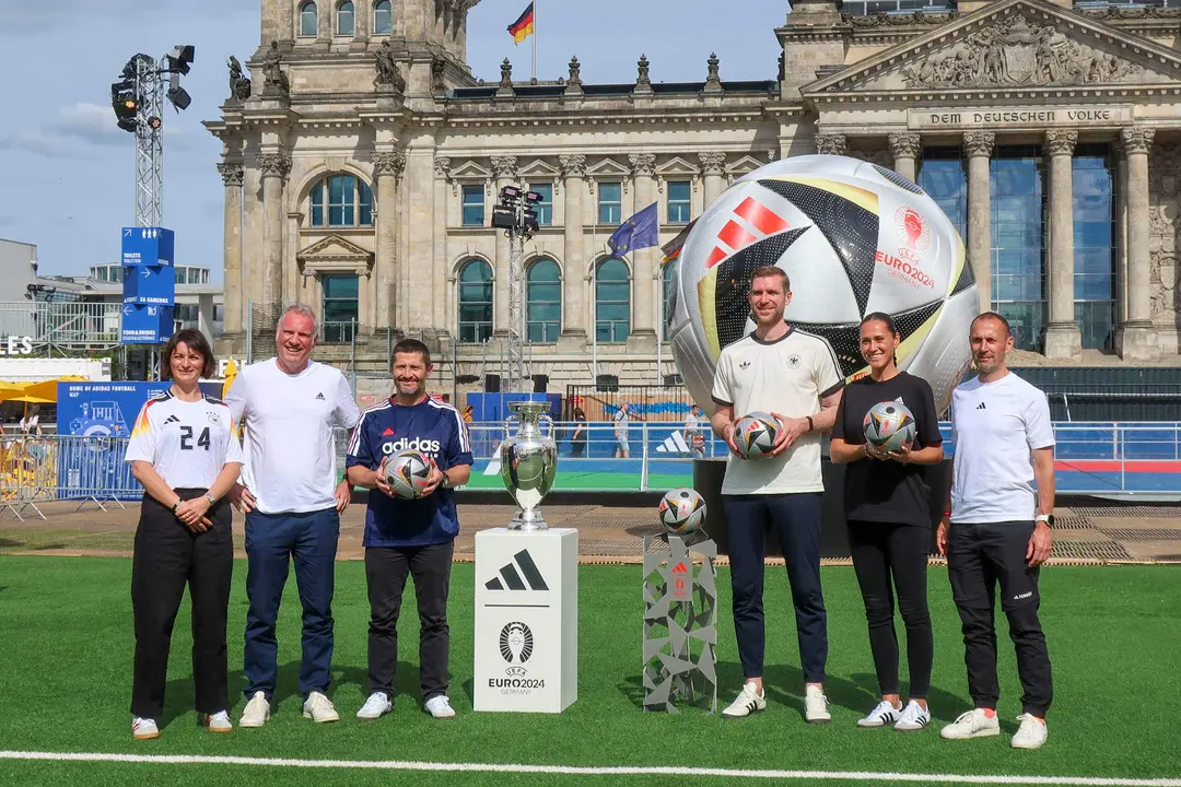 El exinternacional alem&aacute;n Per Mertesacker (3d) posa durante un acto organizado por Adidas en Berl&iacute;n para presentar el bal&oacute;n con el se jugar&aacute;n las semifinales y la final de la Eurocopa. EFE/ Jos&eacute; Manzaneque