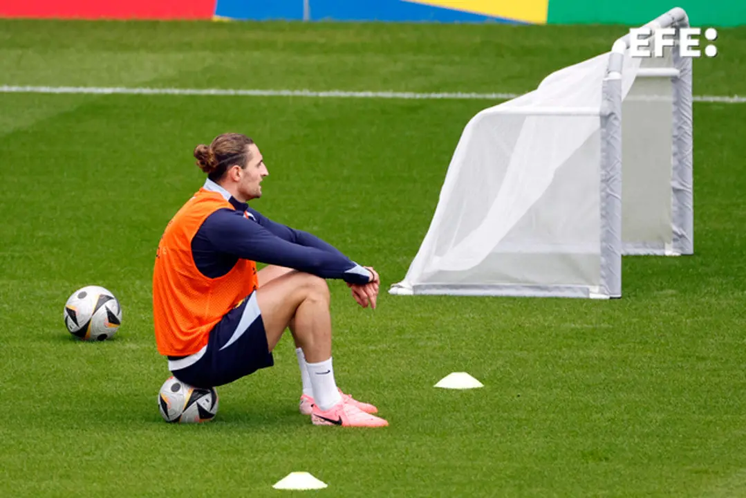 El franc&eacute;s Adrien Rabiotdurante un entrenamiento previo al partido de Espa&ntilde;a del pr&oacute;ximo martes en M&uacute;nich, Alemania. EFE/Alberto Estevez