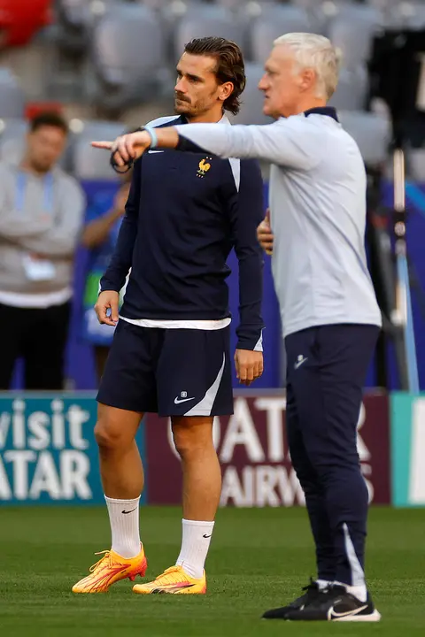 M&Uacute;NICH (ALEMANIA), 08/07/2024.- El delantero de la selecci&oacute;n de Francia Antoine Griezmann (i) conversa con el seleccionador, Didier Deschamps, durante el entrenamiento que el equipo franc&eacute;s ha realizado este lunes en el Allianz Arena de Munich, donde ma&ntilde;ana se enfrentar&aacute;n a Espa&ntilde;a en la primera semifinal de la Eurocopa 2024. EFE/Alberto Est&eacute;vez