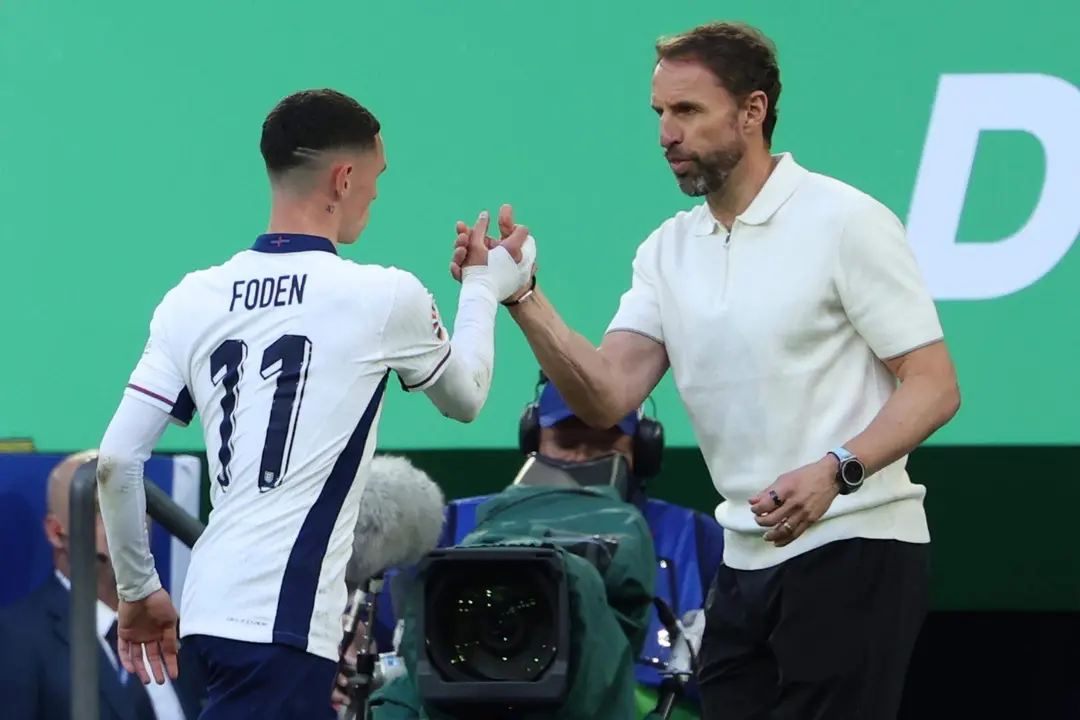 El ing&ntilde;&eacute;s Phil Foden (I) y el seleccionador Gareth Southgate en foto de archivo de GEORGI LICOVSKI. EFE/EPA