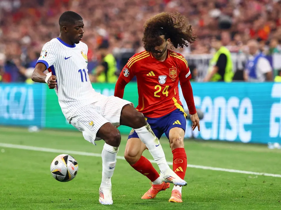 El jugador franc&eacute;s Ousmane Dembele (I) y Marc Cucurella durante la semifinal en M&uacute;nich, Alemania. EFE/EPA/FILIP SINGER