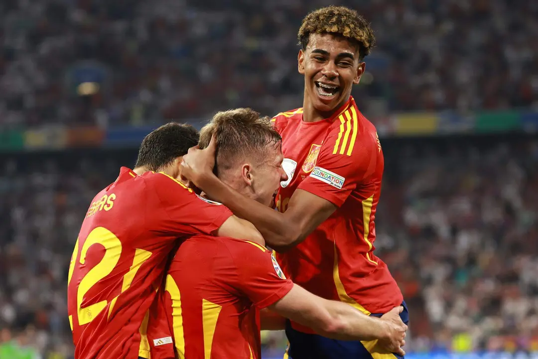 Daniel Olmo y Lamine Yamal celebran el 2-1 durante el partido de semifinales de la Eurocopa de f&uacute;tbol que Espa&ntilde;a y Francia disputan este martes en M&uacute;nich.  EFE/EPA/CLEMENS BILAN
