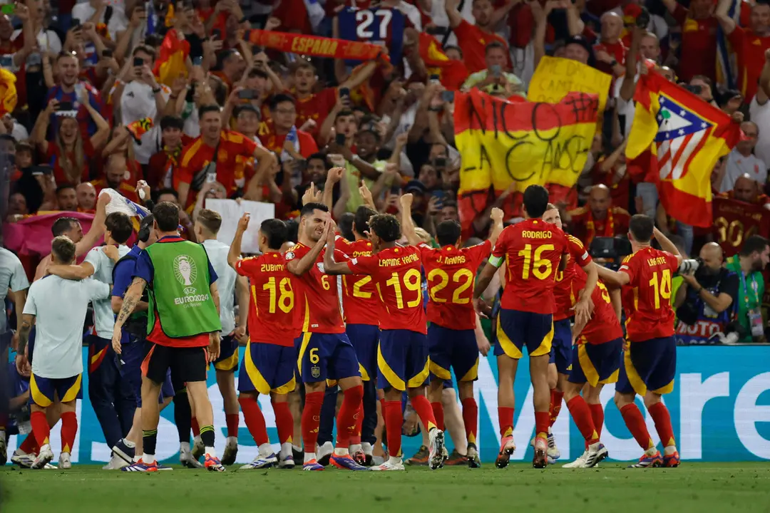 Los jugadores de la selecci&oacute;n espa&ntilde;ola celebran su pase a la final tras derrotar a la selecci&oacute;n de Francia durante el partido de semifinales de la Eurocopa de f&uacute;tbol que Espa&ntilde;a y Francia han disputado en M&uacute;nich. EFE/Alberto Estevez.