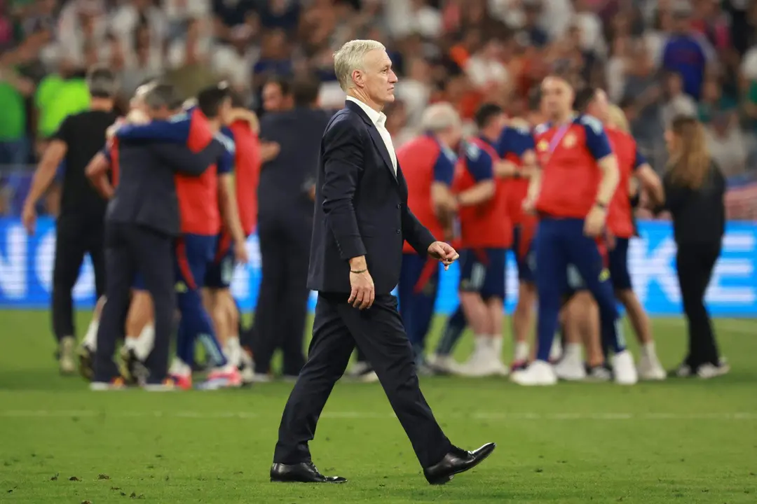 El seleccionador Didier Deschamps durante el partido de semifinales de la Eurocopa de f&uacute;tbol que Espa&ntilde;a y Francia disputan este martes en M&uacute;nich. EFE/EPA/CLEMENS BILAN