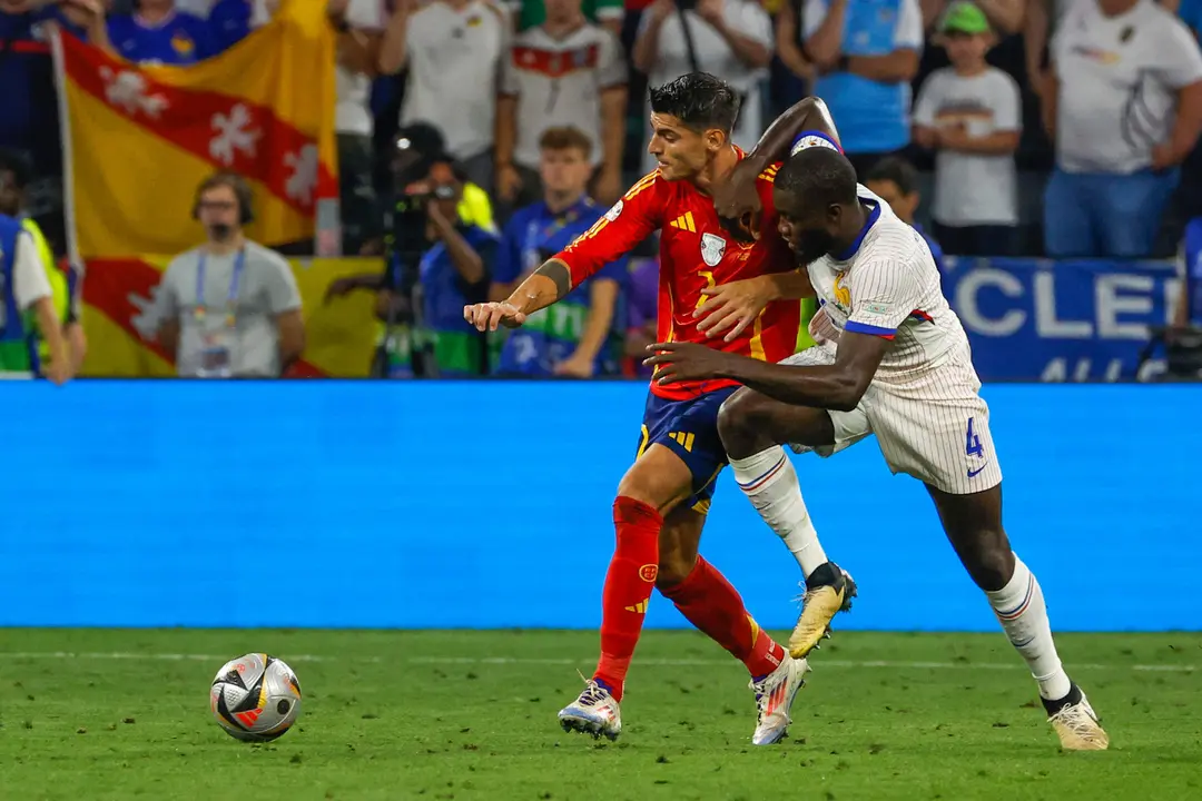 Morata, junto a Upamecano, en un momento del partido. EFE/J.J. Guill&eacute;n