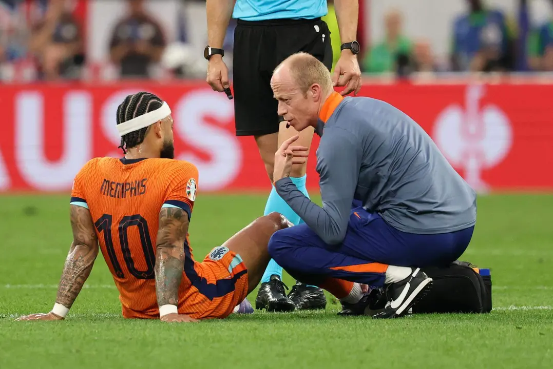 El delantero neerland&eacute;s Memphis Depay con el m&eacute;dico durante la primera parte de la segunda semiifnal de la Eurocopa entre Pa&iacute;ses Bajos e Inglaterra en Dortmund, AlemaniaEFE/EPA/FRIEDEMANN VOGEL