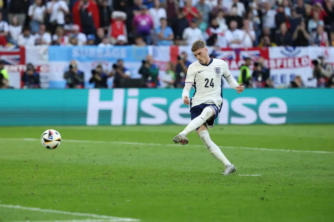 Cole Palmer, durante la tanda de penaltis de la eliminatoria de cuartos de final de la Eurocopa 2024 que midi&oacute; a Inglaterra contra Suiza. EFE/EPA/FRIEDEMANN VOGEL