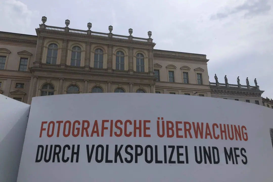 Una exposici&oacute;n en Potsdam reaviva el recuerdo de c&oacute;mo el aparato represivo de la Rep&uacute;blica Democr&aacute;tica de Alemania (RDA) vigil&oacute; a los aficionados al f&uacute;tbol del este germano, como aquel hincha fotografiado por llevar en su chaqueta vaquera parches con escudos de equipos de f&uacute;tbol que disgustaban a las autoridades comunistas. EFE/ Salvador Mart&iacute;nez