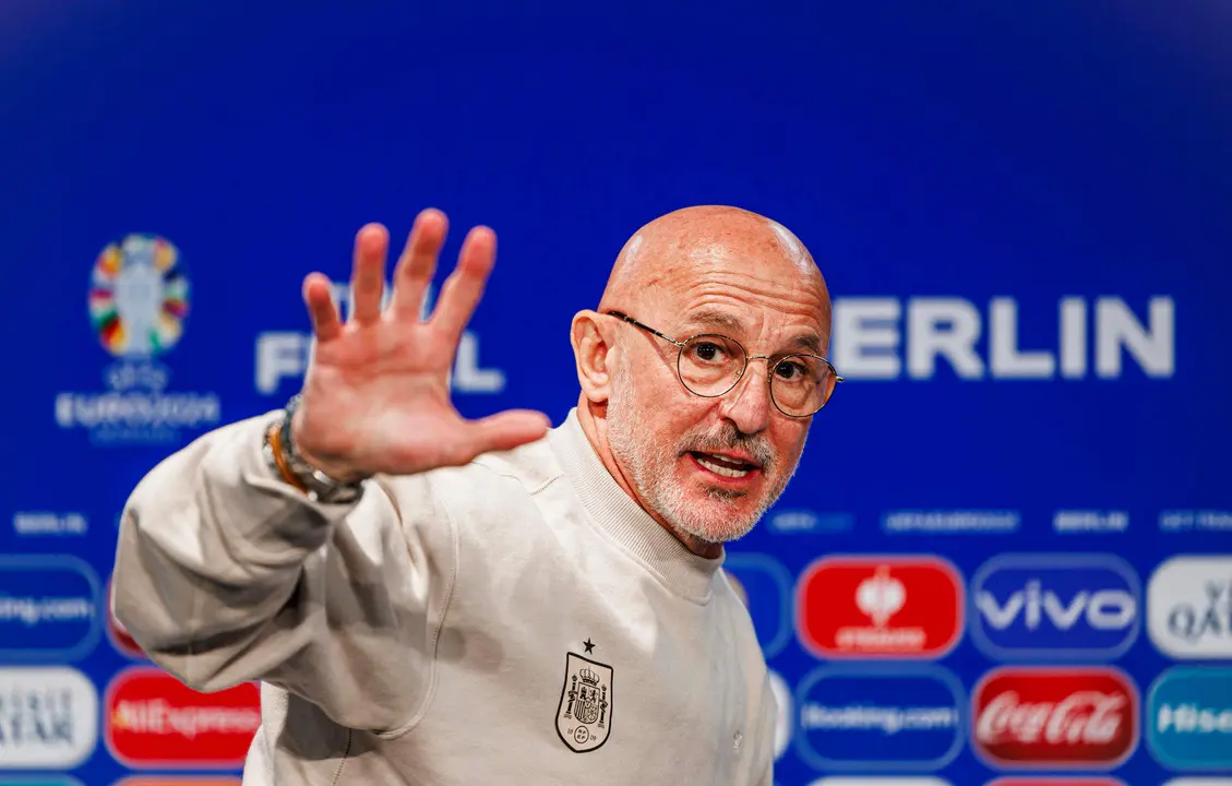 El t&eacute;cnico de la selecci&oacute;n espa&ntilde;ola, Luis de la Fuente, durante la rueda de prensa hoy s&aacute;bado en Berl&iacute;n donde disputan ma&ntilde;ana Domingo la final de la Eurocopa frente a la selecci&oacute;n de Inglaterra. EFE / Pablo Garc&iacute;a / RFEF.