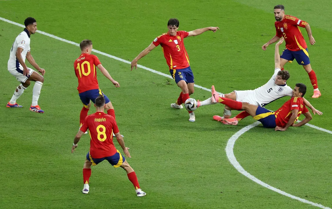 El jugador espa&ntilde;ol Rodrigo (d) con el ingl&eacute;s John Stones durante la final de la Eurocopa entre Espa&ntilde;a e Inglaterra en el Ol&iacute;mpico de Berl&iacute;n, Alemania. EFE/EPA/GEORGI LICOVSKI