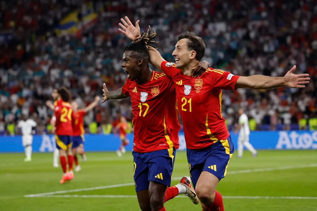 El delantero de la selecci&oacute;n espa&ntilde;ol Mikel Oyarzabal celebra con Nico Williams (i) el gol marcado ante Inglaterra que ha supuesto el 2-1 a favor del combinado espa&ntilde;ol durante el encuentro correspondiente a la final de la Eurocopa que disputaron Espa&ntilde;a e Inglaterra en el Estadio Ol&iacute;mpico de Berl&iacute;n. EFE /Alberto Est&eacute;vez