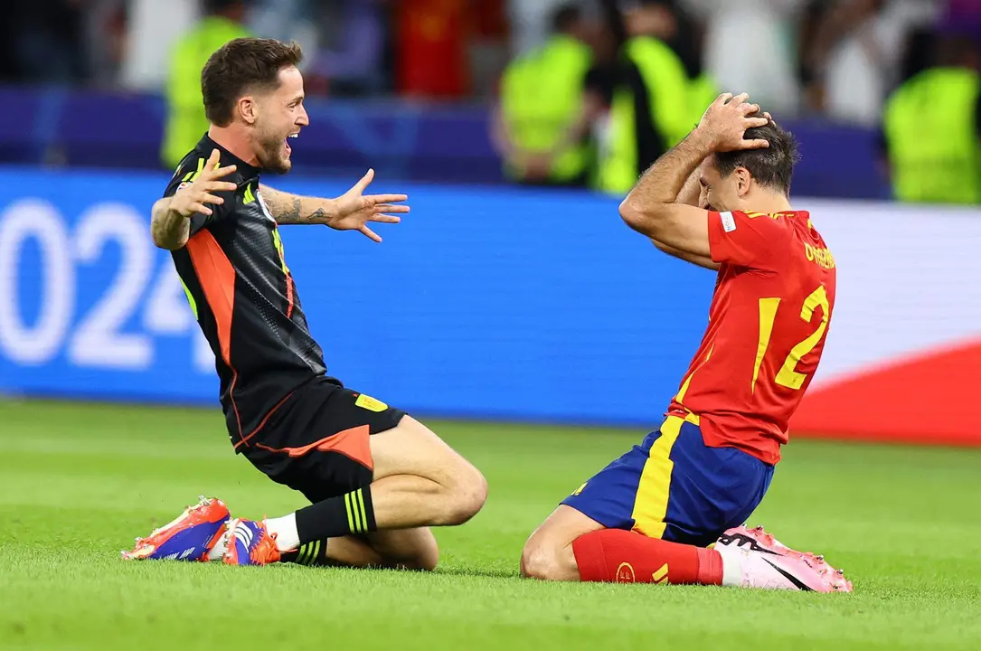El portero Alejandro Remiro y el delantero Mikel Oyarzabal durante el encuentro correspondiente a la final de la Eurocopa que disputaron Inglaterra en el Estadio Ol&iacute;mpico de Berl&iacute;n. EFE/EPA/FILIP SINGER