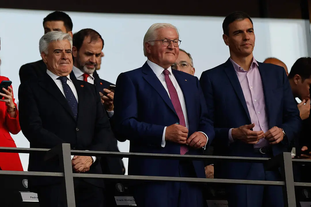 El presidente del Gobierno, Pedro S&aacute;nchez (d), junto al presidente de la UEFA, Pedro Rocha (i), durante el partido correspondiente a la final de la Eurocopa de naciones que disputaron Espa&ntilde;a e Inglaterra en el Estadio Ol&iacute;mpico de Berl&iacute;n. EFE /Alberto Est&eacute;vez