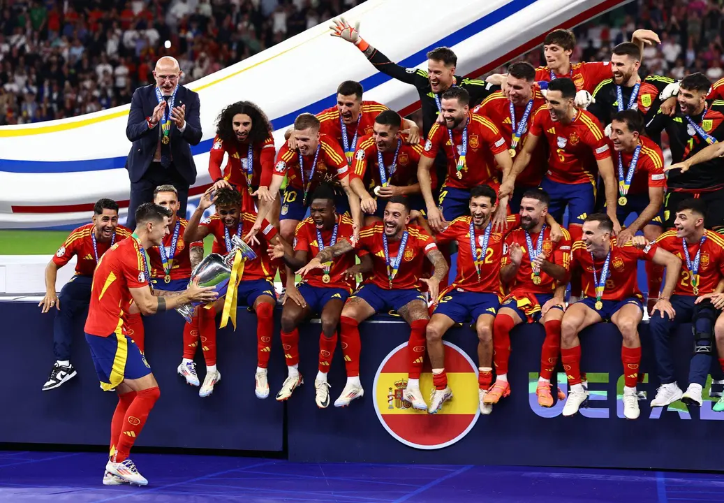 Alvaro Morata (I) se prepara para alzar la copa tras el encuentro correspondiente a la final de la Eurocopa que disputaron Inglaterra en el Estadio Ol&iacute;mpico de Berl&iacute;n. ) EFE/EPA/FILIP SINGER