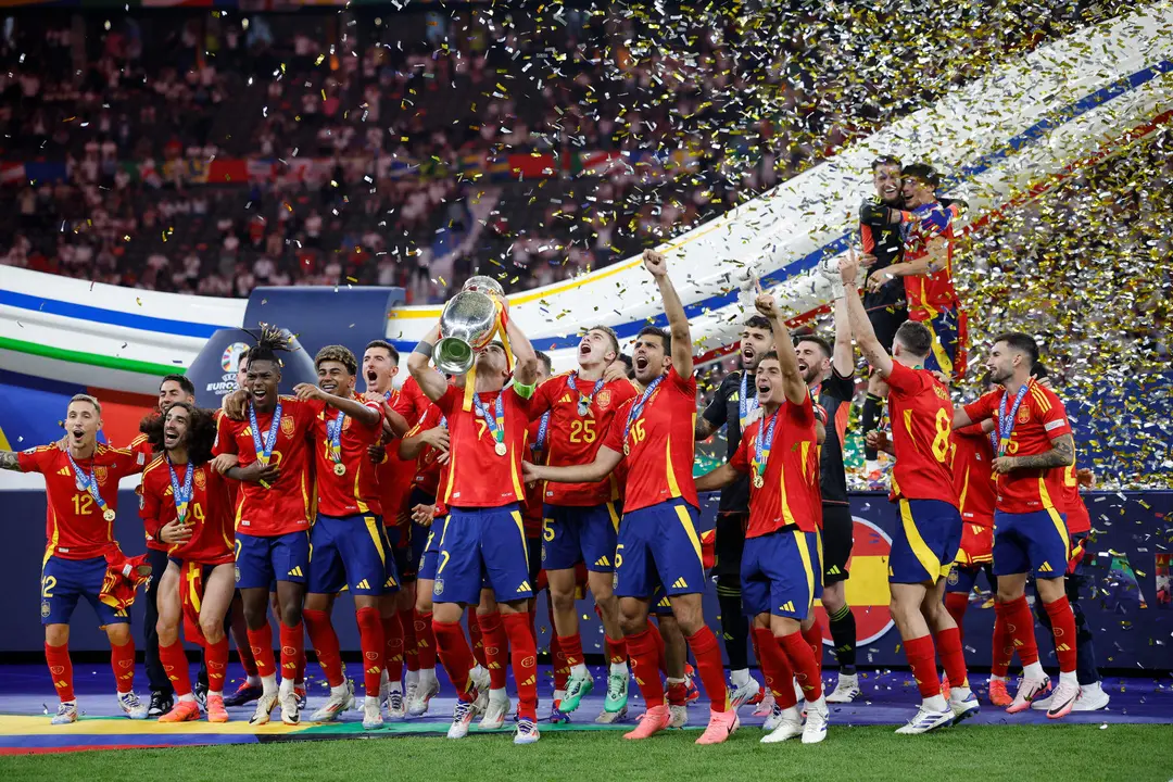 El capit&aacute;n de la selecci&oacute;n espa&ntilde;ola &Aacute;lvaro Morata (c) levanta el trofeo junto a sus compa&ntilde;eros durante la celebraci&oacute;n de la victoria de la Eurocopa, tras vencer a Inglaterra en el partido de la final disputado en el Estadio Ol&iacute;mpico de Berl&iacute;n. EFE/Alberto Est&eacute;vez