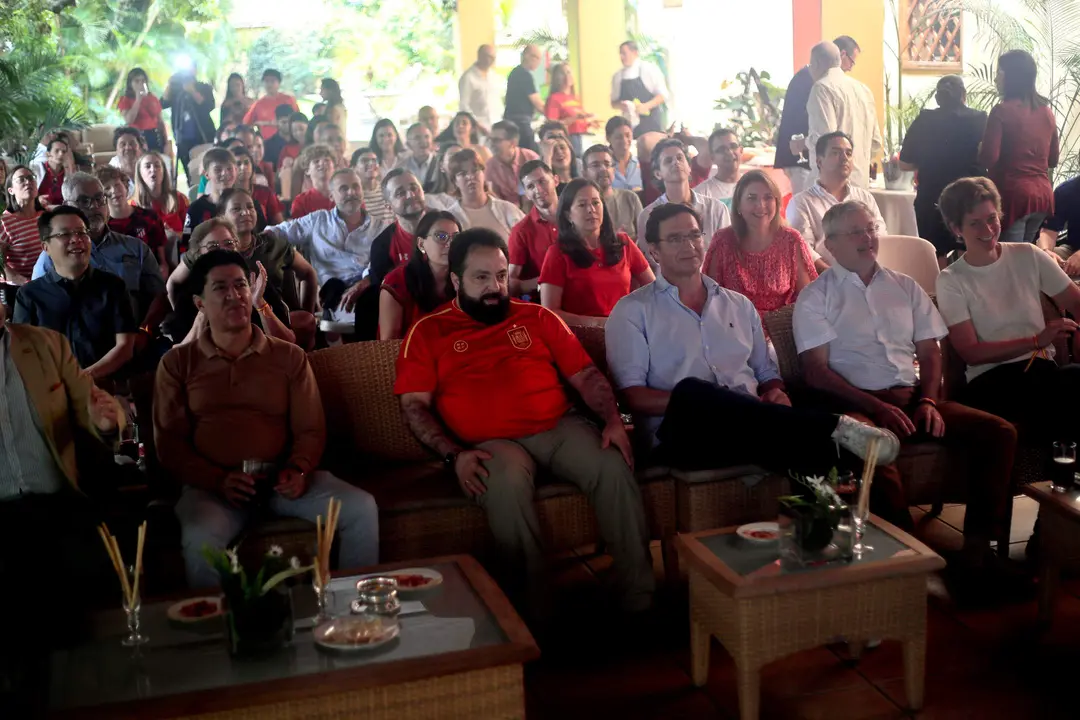 Funcionarios hondure&ntilde;os y diplom&aacute;ticos europeos acreditados en Honduras observan este domingo en la residencia del embajador de Espa&ntilde;a en Tegucigalpa, Diego Nu&ntilde;o Garc&iacute;a, la final de la Eurocopa 2024, en Tegucigalpa (Honduras). EFE/ Gustavo Amador