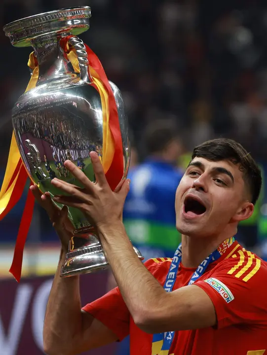 Pedri tras el encuentro correspondiente a la final de la Eurocopa que disputaron Inglaterra en el Estadio Ol&iacute;mpico de Berl&iacute;n. EFE/EPA/CLEMENS BILAN