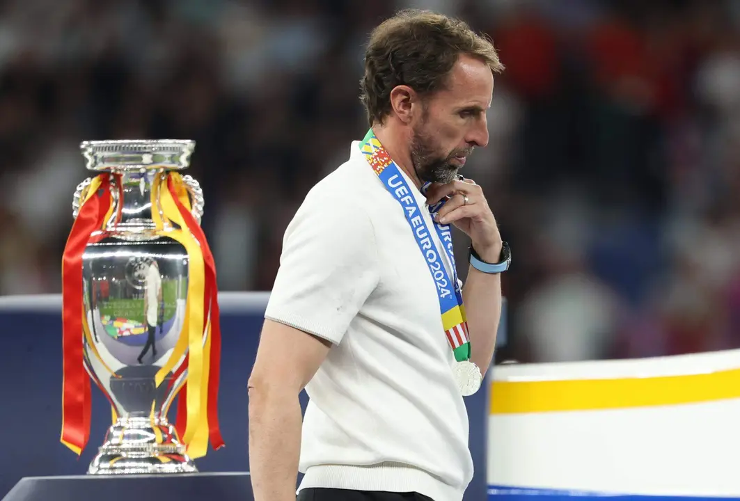 Gareth Southgate, seleccionador de Inglaterra, tras el encuentro correspondiente a la final de la Eurocopa que disputaron Inglaterra en el Estadio Ol&iacute;mpico de Berl&iacute;n. EFE/EPA/FRIEDEMANN VOGEL