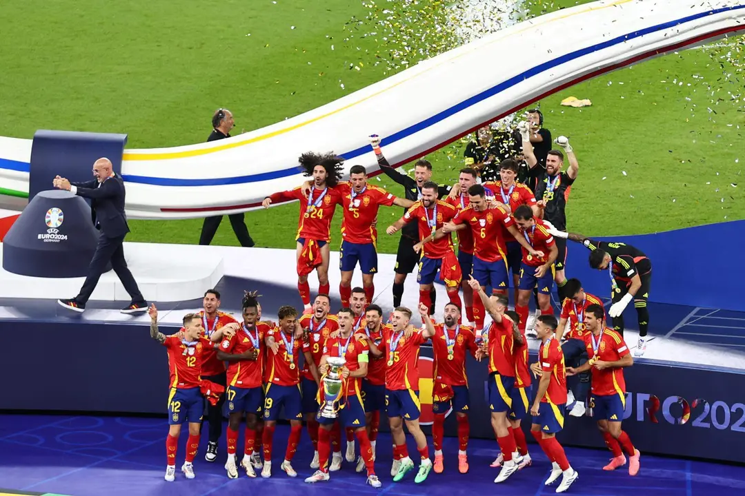 Los jugadores de Espa&ntilde;a tras el encuentro correspondiente a la final de la Eurocopa que disputaron Inglaterra en el Estadio Ol&iacute;mpico de Berl&iacute;nEFE/EPA/HANNIBAL HANSCHKE