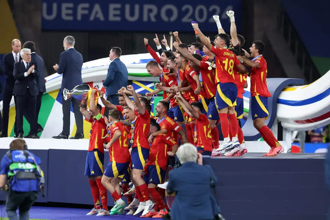 Los jugadores de la selecci&oacute;n espa&ntilde;ola de f&uacute;tbol fueron registrados este domingo, 14 de julio, al celebrar el t&iacute;tulo de la Eurocopa 2024, tras derrotar por 2-1 a Inglaterra en la final, en el estadio Ol&iacute;mpico de Berl&iacute;n (Alemania). EFE/Christopher Neundorf