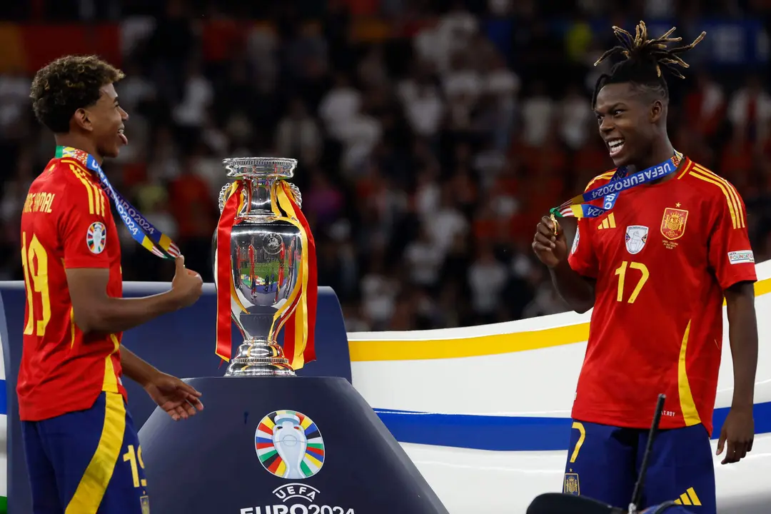 Los jugadores de la selecci&oacute;n espa&ntilde;ola Nico Williams (d) y Lamine Yamal (i) tras recibir las medallas de campeones de la Eurocopa al derrotar por 2-1 a Inglaterra en el encuentro que han disputado hoy domingo en el estadio Ol&iacute;mpico de Berl&iacute;n. EFE / J.J.Guillen.