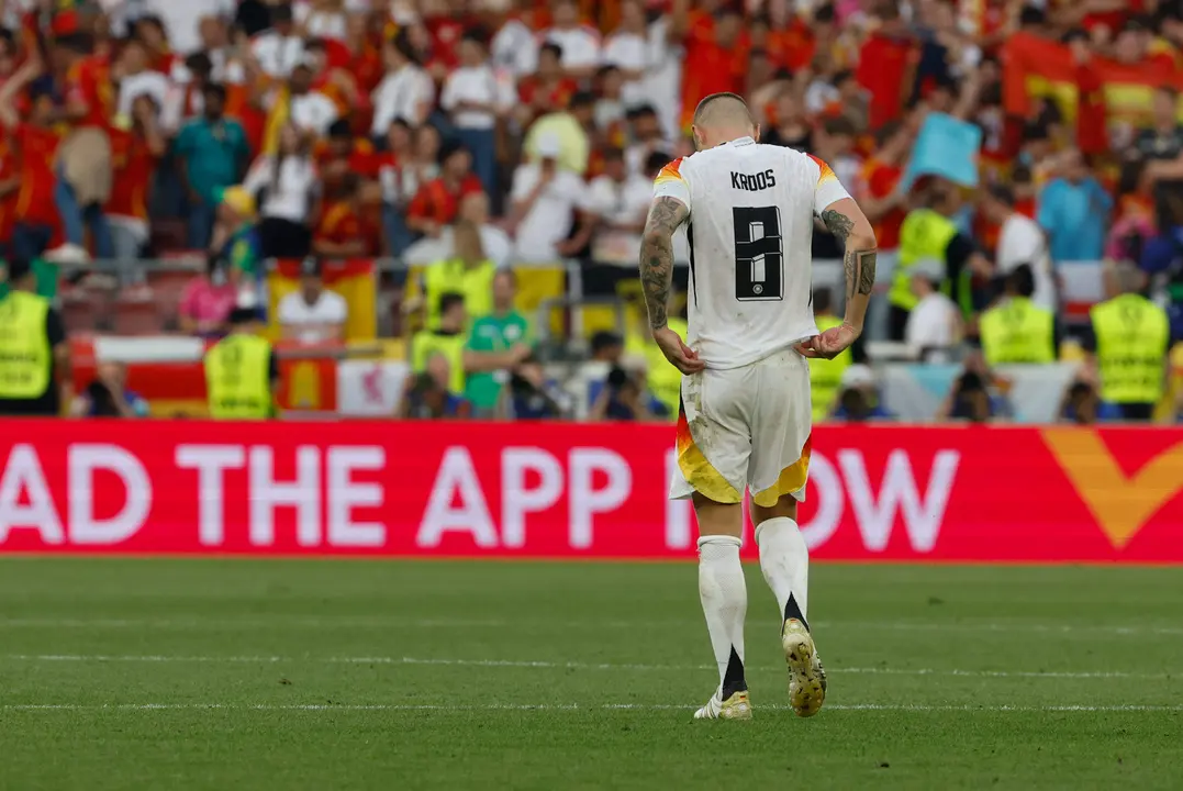 El centrocampista de Alemania, Toni Kroos, al finalizar el partido de cuartos de final de la Eurocopa entre Espa&ntilde;a y Alemania, en Stuttgart, en una foto de archivo. EFE/ JJ Guill&eacute;n