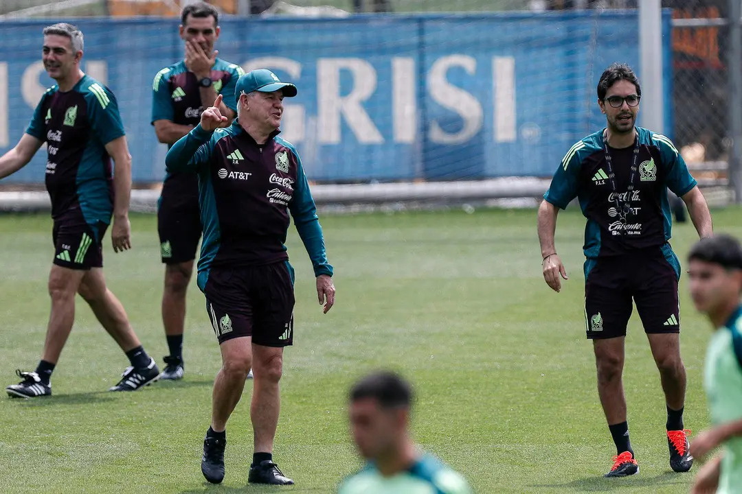 Imagen de archivo del entrenador de la selecci&oacute;n mexicana de f&uacute;tbol Javier Aguirre (c-i) durante un entrenamiento. EFE/ Isaac Esquivel