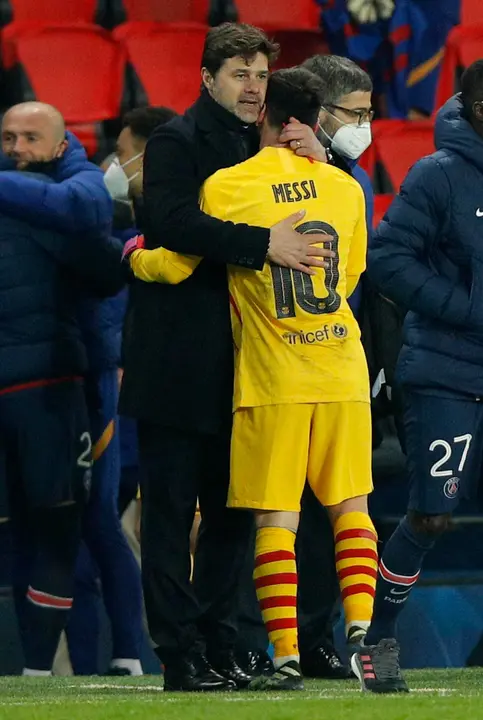 Fotograf&iacute;a de archivo tomada cuando el entrenador argentino Mauricio Pochettino dirig&iacute;a al Paris Saint Germain y el diez Lionel Messi conduc&iacute;a al Barcelona.Pochettino, ahora como seleccionador de Estados Unidos, elogi&oacute; este s&aacute;bado la importancia de su compatriota para el crecimiento de la MLS desde su puesto en el Inter Miami. EFE/EPA/YOAN VALAT