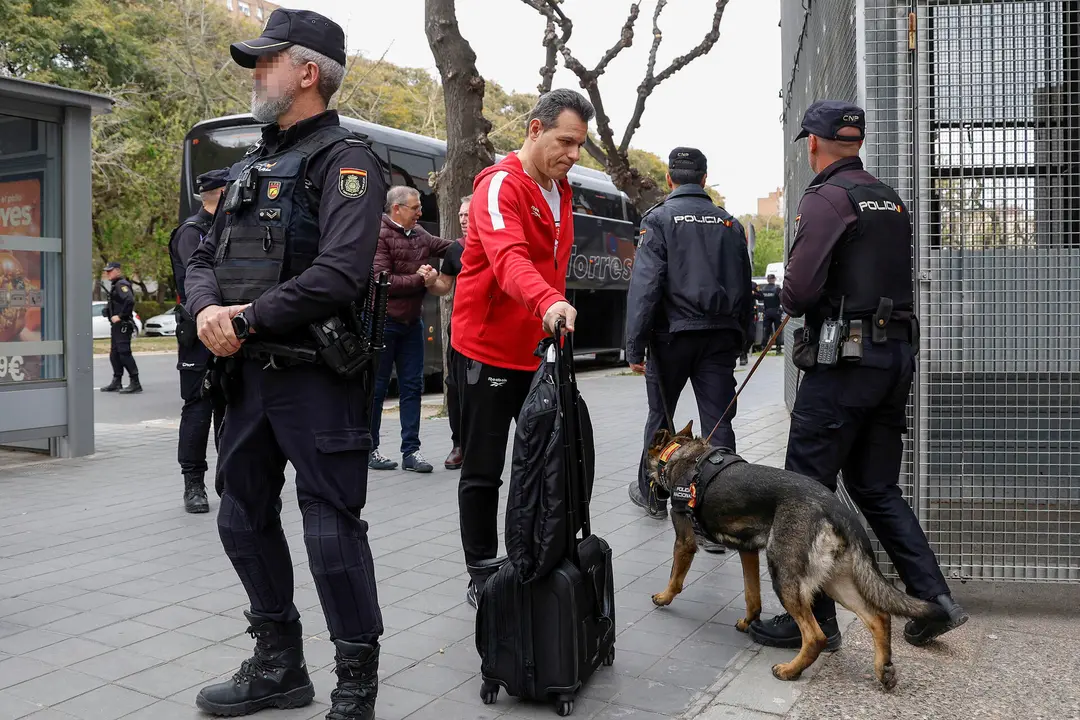 El entrenador del conjunto israel&iacute; Hapoel Tel Aviv, Dimitrios Itoudis, a su llegada al pabell&oacute;n antes del partido de baloncesto de semifinales de la Eurocupa, este mi&eacute;rcoles en el pabell&oacute;n de la Fuente San Luis de Valencia, entre Valencia Basket y Hapoel Tel Aviv.- EFE/Miguel &Aacute;ngel Polo.